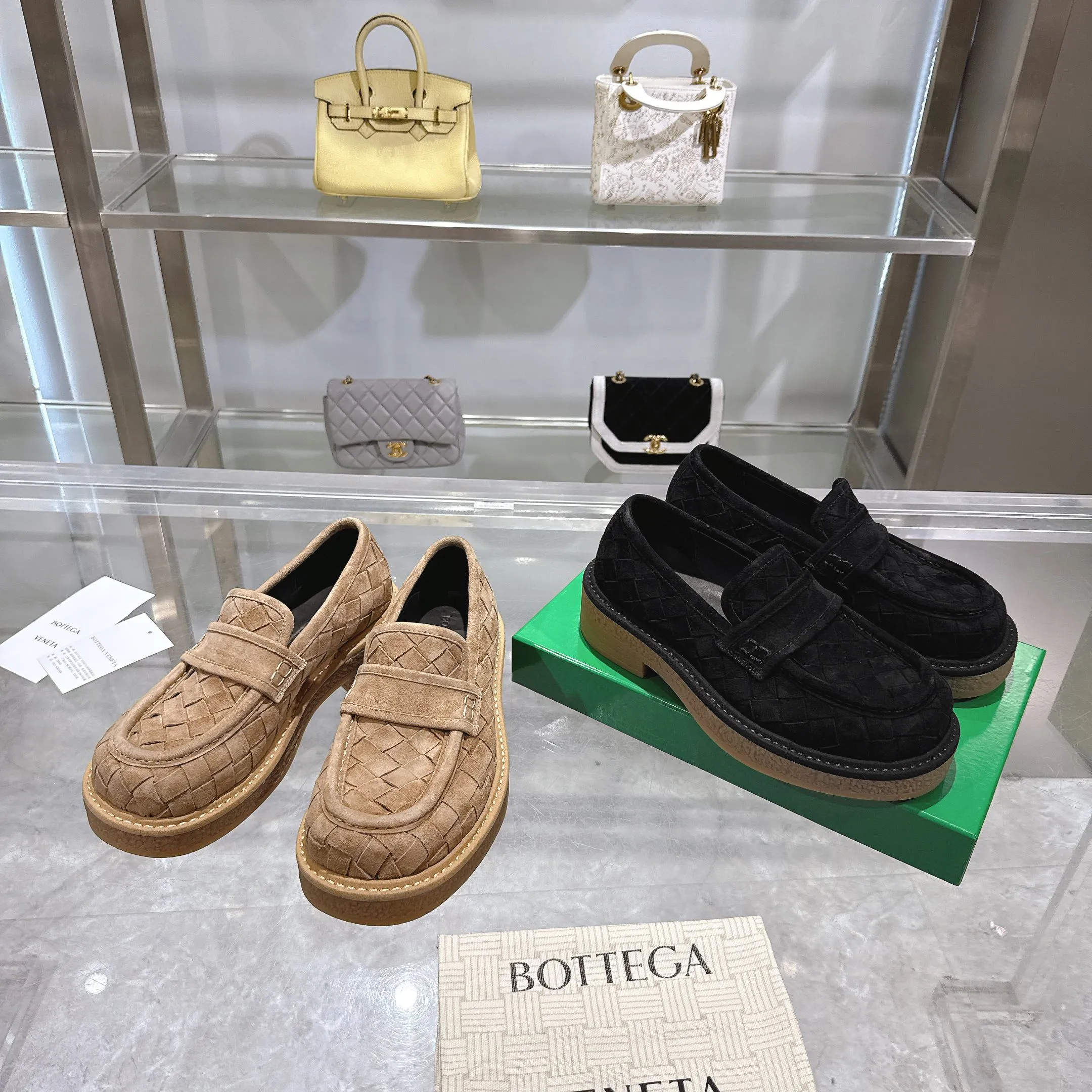[BV] Top P: 840💰Size for couples: 35-44 (Female 40, Male 38 45, custom-made, non-returnable) Bottega Veneta classic Bottega Veneta counter model! Big square head! Braided deep toe shoes! Reproduction of the original board! The feet are super domineering! Original molded outsole! High-grade mercerized cow velvet! Solid color Niuli!